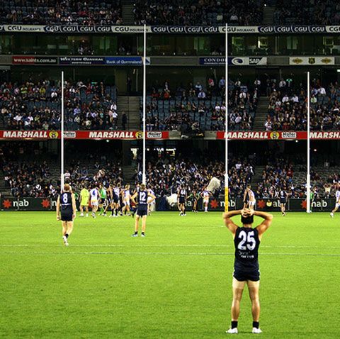 Un jucător de fotbal australian l-a bătut măr pe un coechipier!