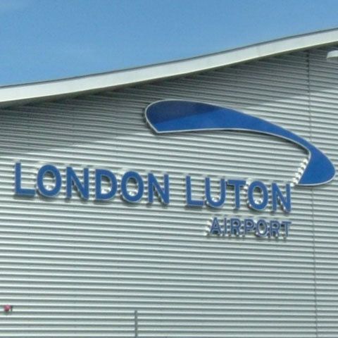 Copiii blocaţi sâmbătă pe aeroportul din Londra s-au întors acasă