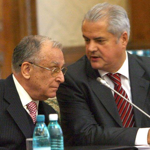 REVISTA PRESEI: Iliescu şi Năstase, îngrijoraţi că PSD va lua apă din cauza torpilei Dragnea
