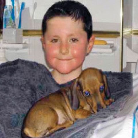 Copilul cu 11 tumori, salvat de bunici