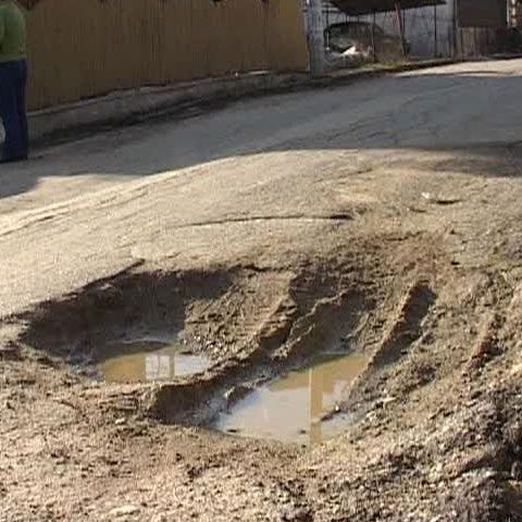 Drumurile din Băile Olăneşti sunt în cea mai mare parte distruse 