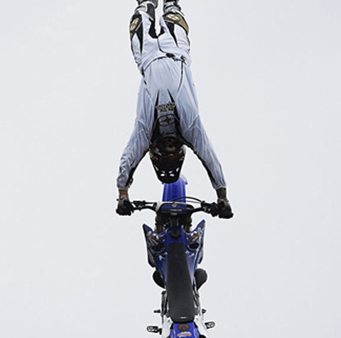 Un motociclist este în stare gravă după ce s-a accidentat în timpul unei competiţii de freestyle. VEZI VIDEO