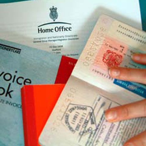 Procurorii DIICOT au trimis în judecată o reţea care falsifica vize