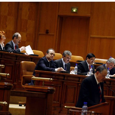 Deputaţii fac glume pe cazul Adrian Năstase