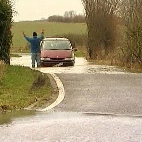 Regiuni întinse din Anglia şi Ţara Galilor au fost inundate 