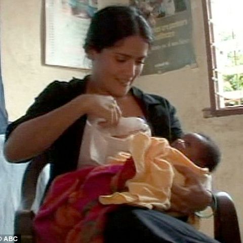 Salma Hayek a alăptat un copil din Africa - VEZI VIDEO