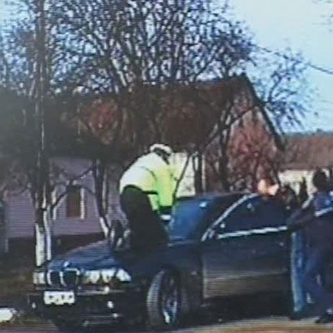 Şoferul care a purtat 40 de metri un poliţist arădean pe capota maşinii, eliberat din arest