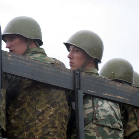 Rusia reduce fondurile pentru armată, dar nu pentru arme şi muniţie