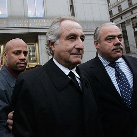 Soţia lui Madoff a retras 15,5 milioane de dolari din cont înaintea arestării acestuia