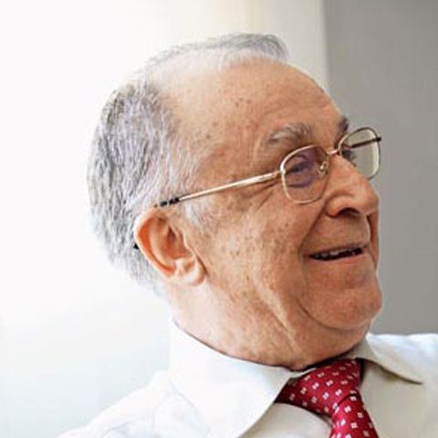 Iliescu, târât prin cârciumi de colegii petrecăreţi