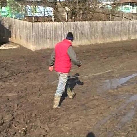 Copiii din Bolaţi, judeţul Vaslui, merg la cursuri prin noroaie 