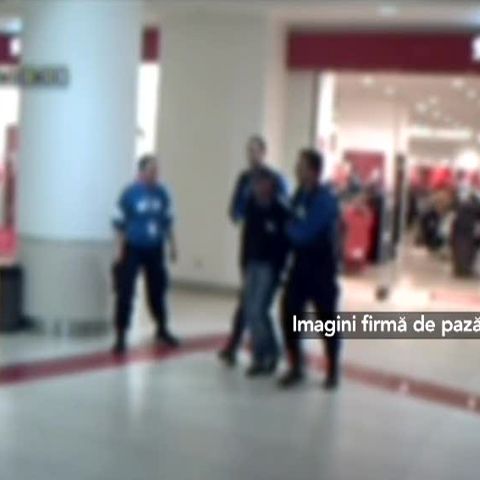 Doi hoţi au fost prinşi în timp ce furau haine dintr-un mall din Capitală 