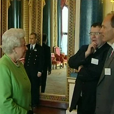 Regina Elizabeta a II-a a lansat noul site al familiei regale britanice 