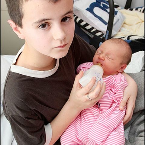 Un băiat din Marea Britanie a devenit tată la 13 ani - VEZI FOTO