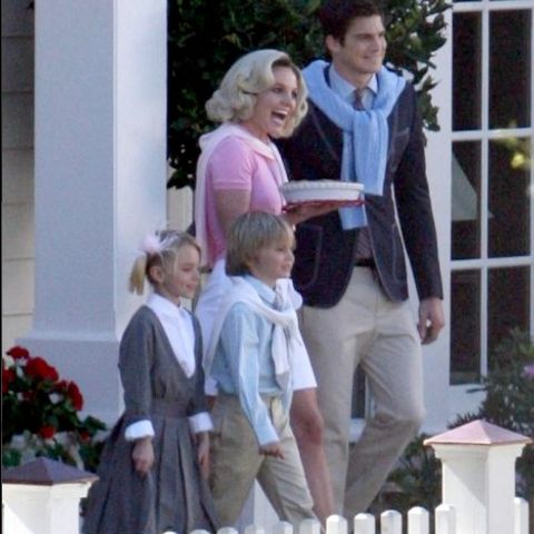 Britney Spears este o casnică sexy în noul ei videoclip - VEZI FOTO