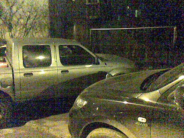 Maşină parcată sub bătătorul de covoare