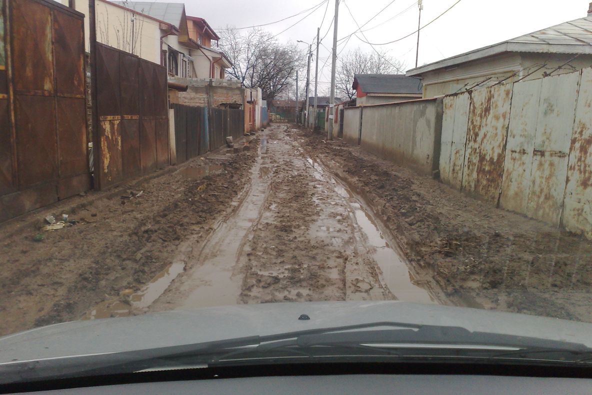 Noroi până la glezne pe o stradă din Bucureşti