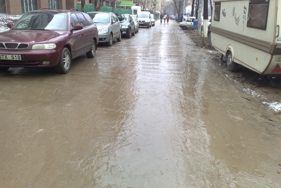 Trotuar inundat pe Colentina, Bucureşti