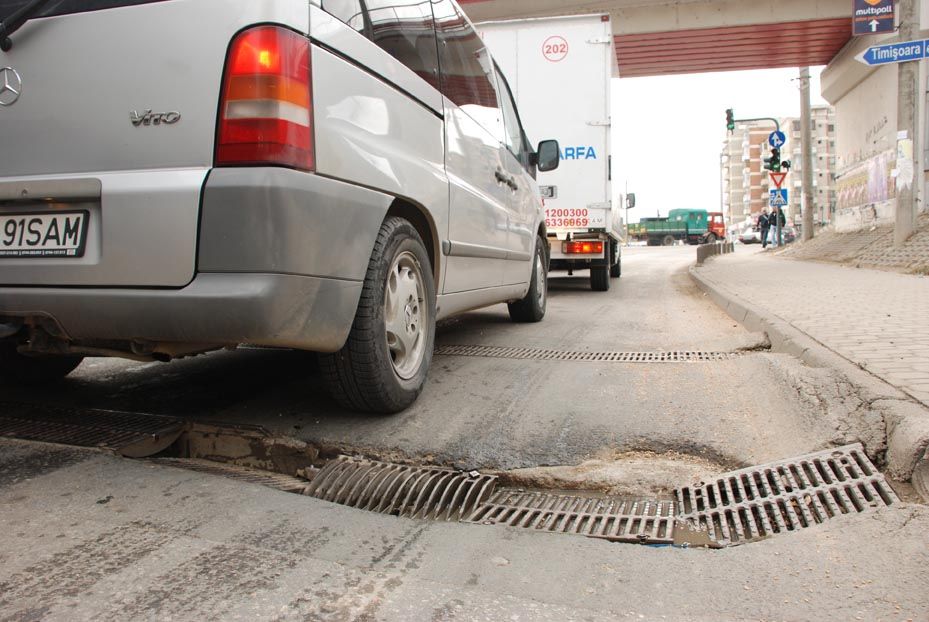 Stradă plină de denivelări