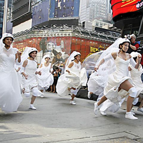 Thailandezii au sărbătorit Valentine's alergând cu partenerele în spate