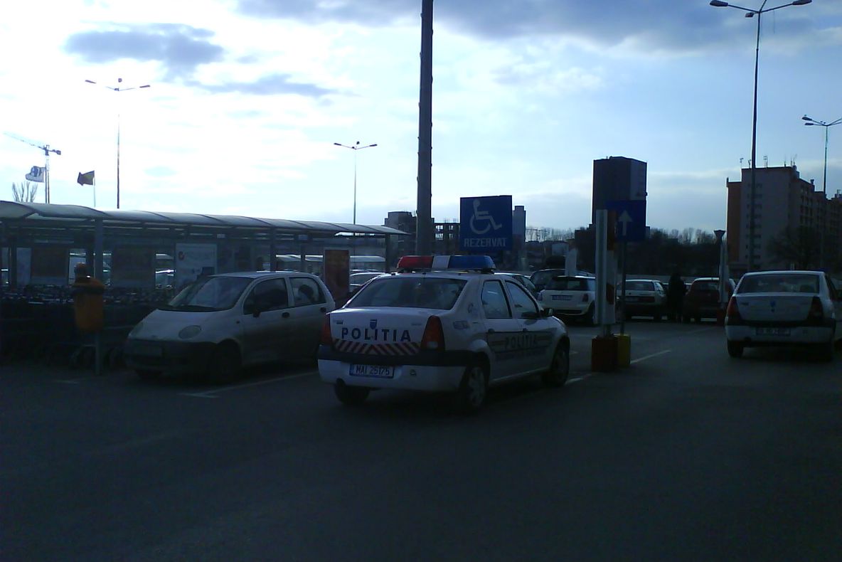 Poliţiştii au parcat pe locul rezervat oamenilor cu handicap