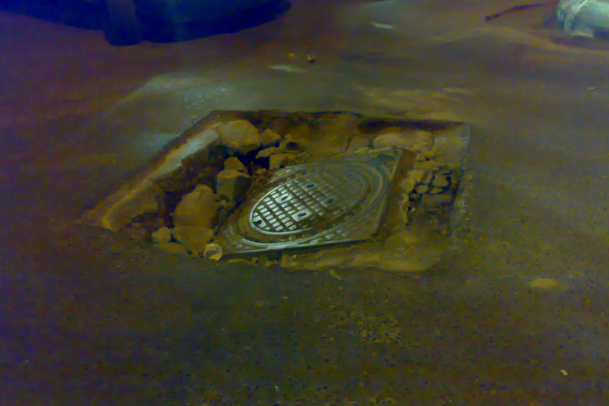 Strada plină de gropi lângă Bamboo