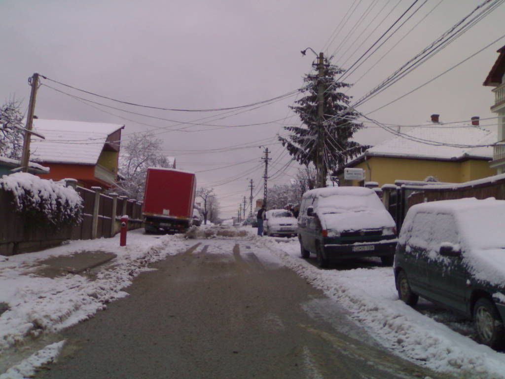 Un morman de zăpadă blochează o stradă din Cluj