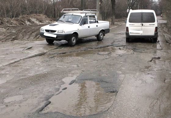 Gropi la intrarea în localitatea Titu