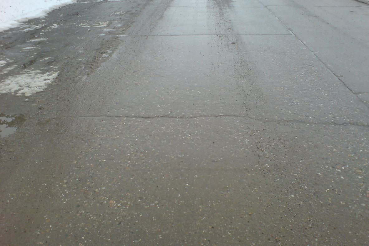 Pietrele lăsate pe asfalt de cei de la drumuri sar în parbizele maşinilor