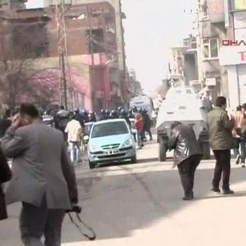 2.000 de kurzi au demonstrat împotriva arestării, în urmă cu zece ani, a liderului Partidului Muncitorilor din Kurdistan