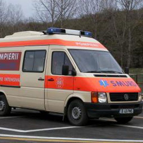 Poliţiştii de la circulaţie au blocat drumul a trei ambulanţe care transportau 10 răniţi