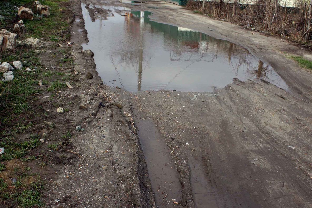 Străzi pline de bălţi în sectorul patru