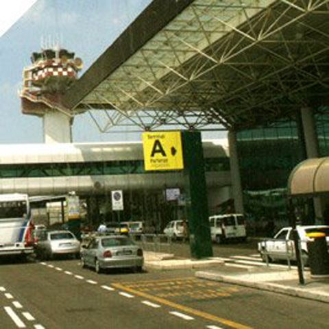Patru români arestaţi în Italia, după ce au făcut scandal pe aeroport
