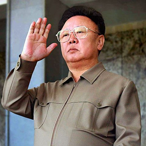 Kim Jong-Il, tiran şi "conducător iubit", împlineşte 67 de ani