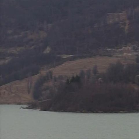 Barajul Siriu este construit între masivele Siriu şi Podu Calului 