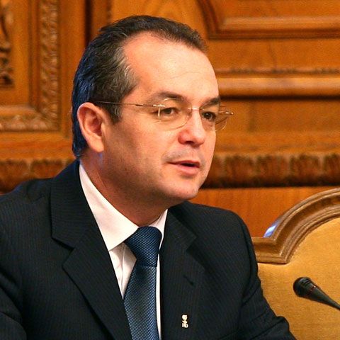Boc anunţă că Guvernul face demersuri pentru desecretizarea contractelor privind resursele naţionale