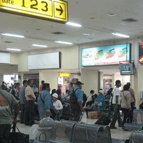 Clipul zilei: O femeie ţipă şi se zbate isteric după ce a pierdut... un avion