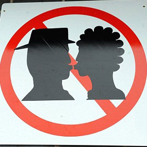 Sărutatul a fost interzis într-o staţie de tren din Marea Britanie