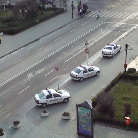 Maşini ale poliţiei rutiere din Ploieşti, parcate neregulamentar