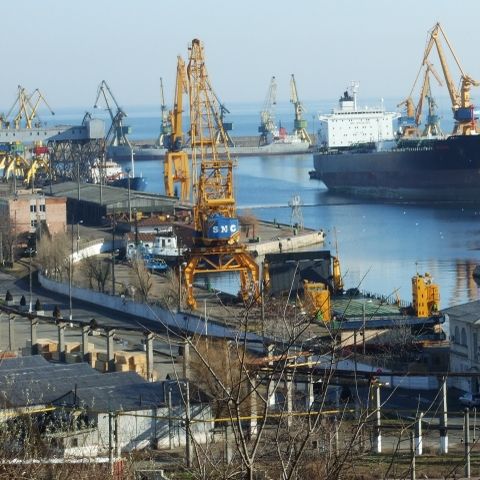 Două şlepuri s-au ciocnit în Portul Constanţa