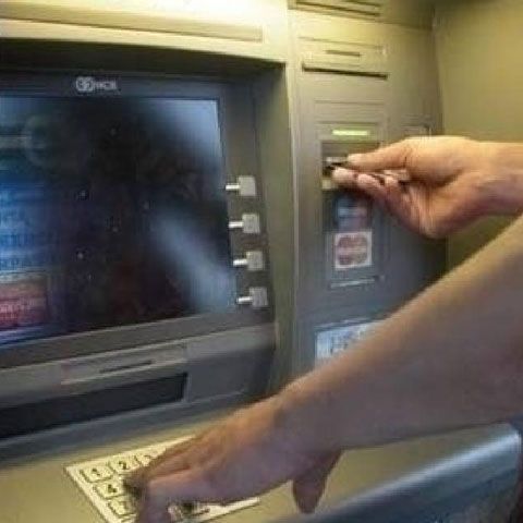 Două persoane au fost prinse în Capitală, în timp ce încercau să fure din bancomate