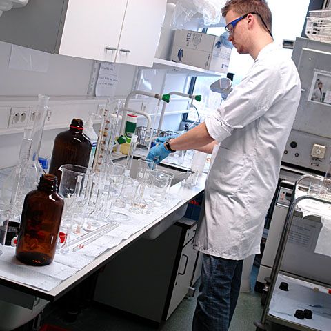 Cercetătorii acuză Ministerul Educaţiei de "deturnare de fonduri" şi ameninţă cu noi proteste