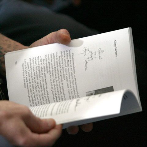 Editorii de carte şcolară vor un dialog echilibrat cu ministerul pentru a rezolva criza manualelor