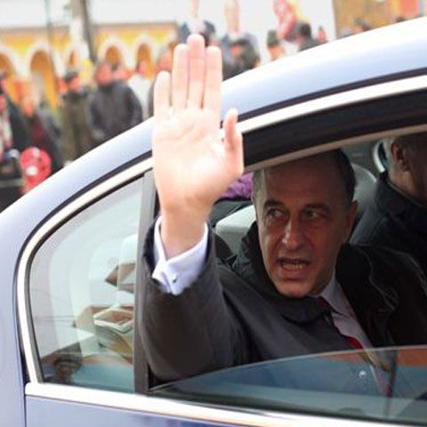 O tonă de benzină pentru Geoană