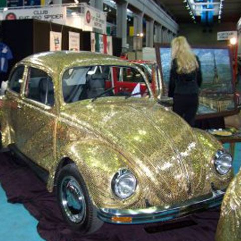 O maşină aurită de români, expusă la Torino