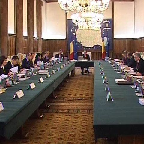 Angajaţii Corpului de Control daţi afară ameninţă că dau Guvernul în judecată