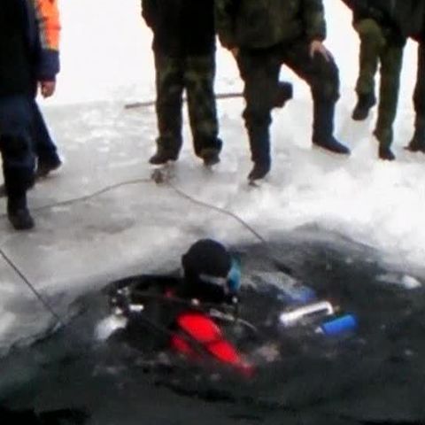 O echipă de intervenţie a scos două automobile din lacul Baikal, din Siberia 