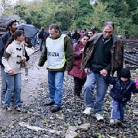  Doi tineri au încercat să incendieze patru barăci locuite de români, în Italia