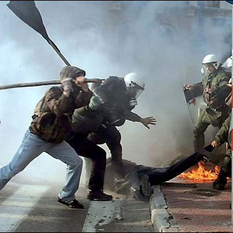 MAE recomandă persoanelor care merg în Grecia să evite transportul cu autoturisme