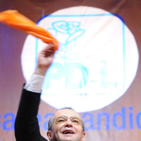 Ţara-n festival: pâine puţină şi mult circ în bugetul crizei